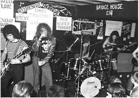 de izquierda a derecha: Dave Sullivan, Ron Matthews, Paul Mario Day, Terry Rance, Steve Harris